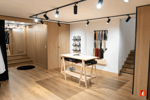 Tienda con mesa y corbatas expuestas.