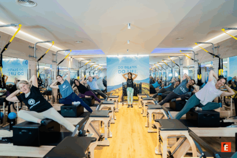 Clase de pilates en un estudio moderno.