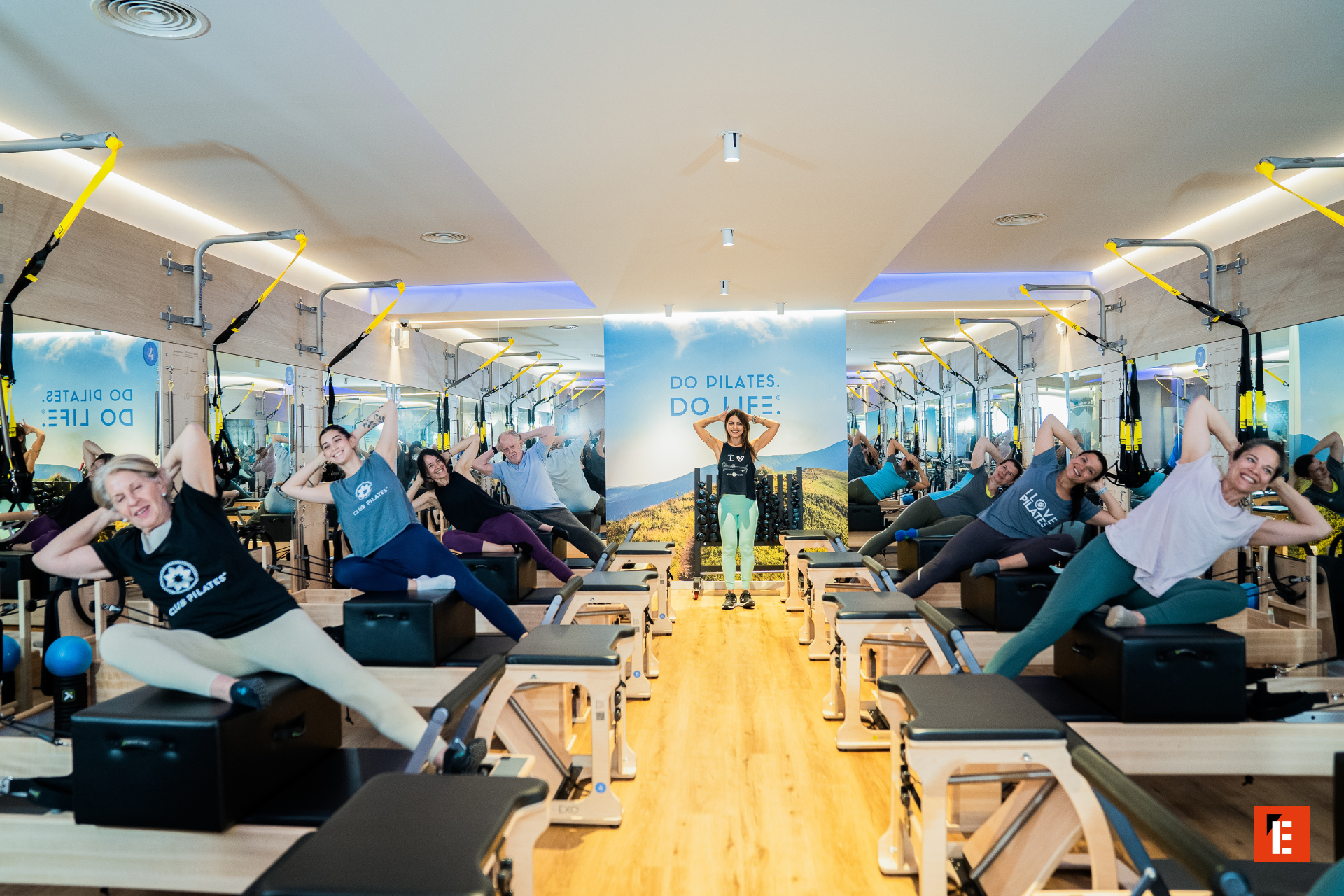 Clase de pilates en un estudio moderno.