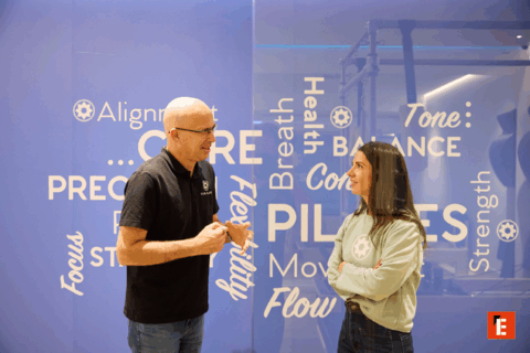 Clase de pilates en un estudio moderno.