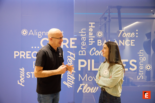 Clase de pilates en un estudio moderno.