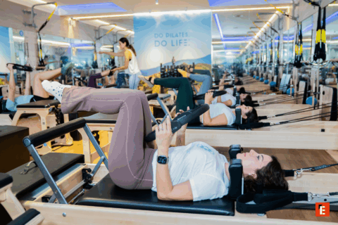 Clase de pilates en un estudio moderno.