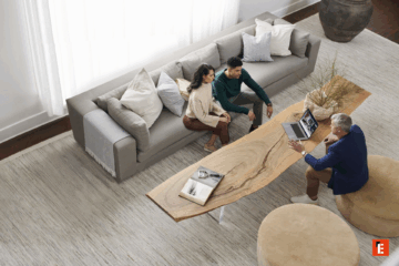 Tres personas conversando en un moderno salón.