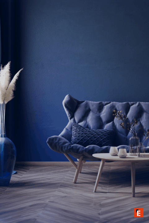 Sala moderna con sofá azul y decoración elegante.