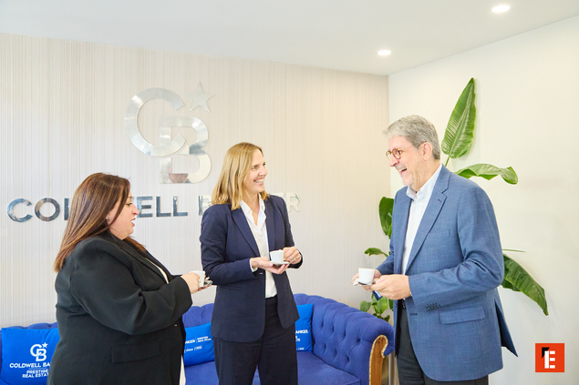 Grupo de personas sonriendo en un evento social.