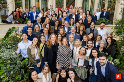 Grupo de personas sonriendo en un evento social.