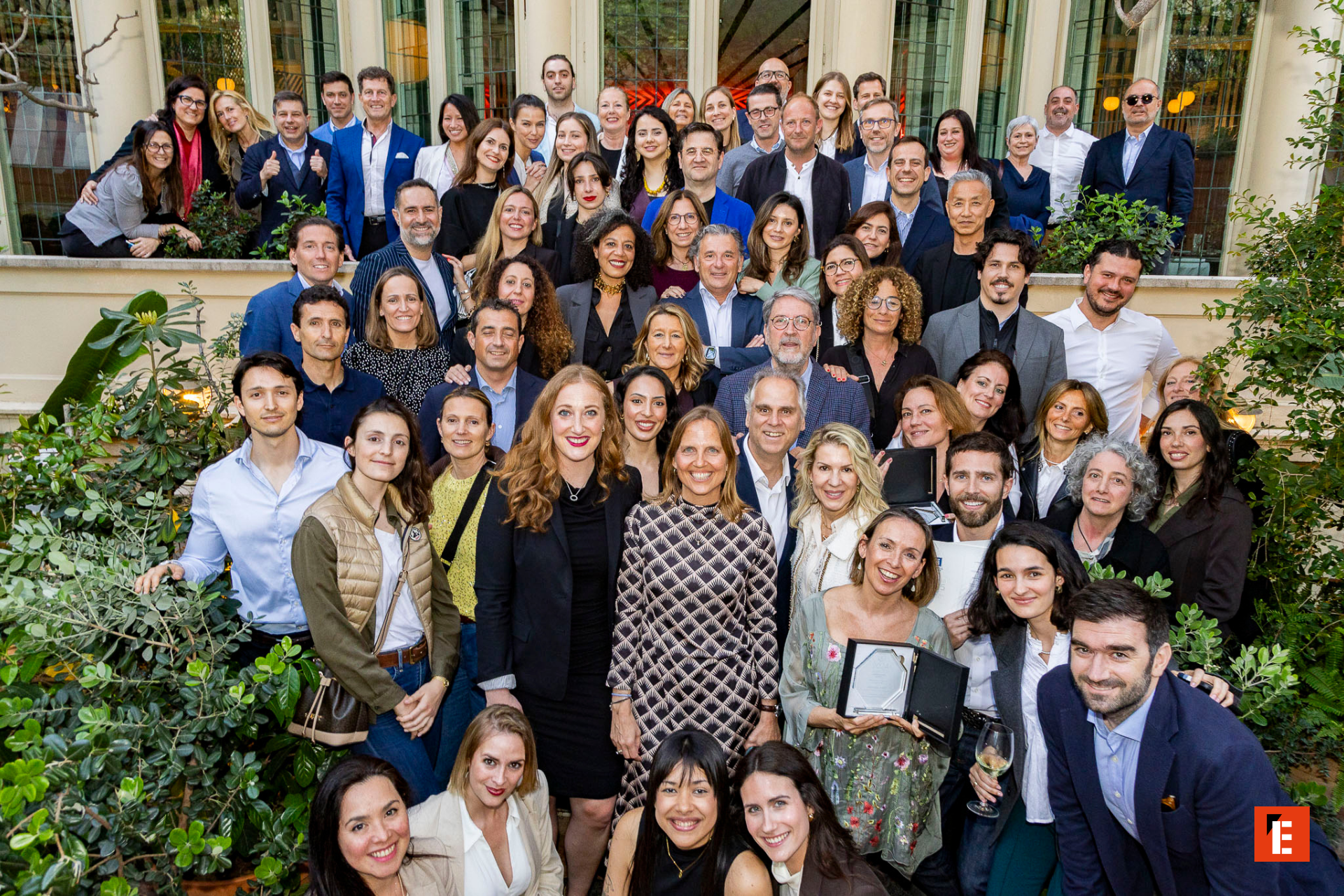 Grupo de personas sonriendo en un evento social.
