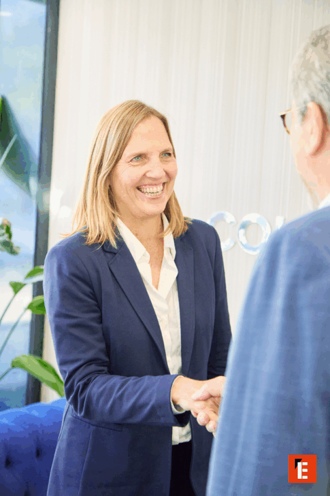 Oficina moderna con logo de Coldwell Banker.