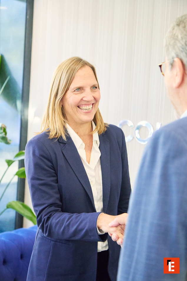 Oficina moderna con logo de Coldwell Banker.