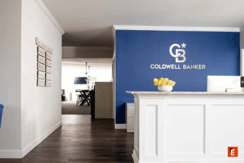 Oficina moderna con logo de Coldwell Banker.