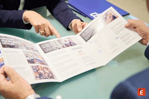 Oficina moderna de Coldwell Banker con mobiliario claro.