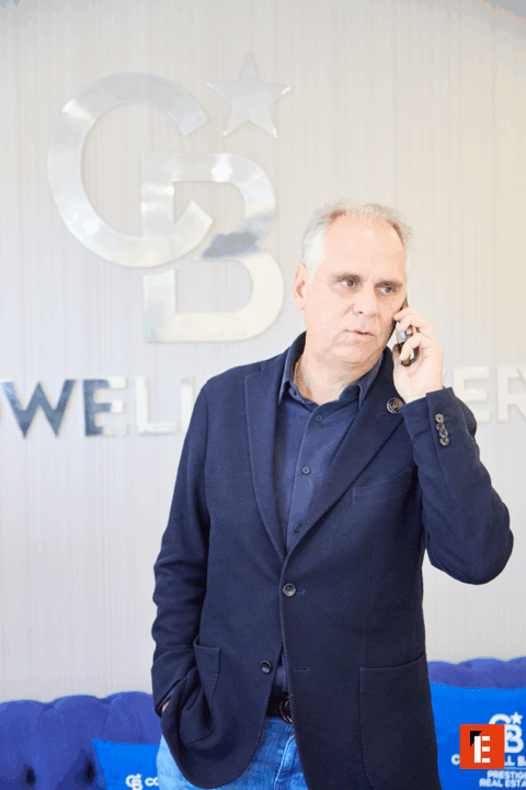 Sala de espera moderna con sofá azul y decoración.