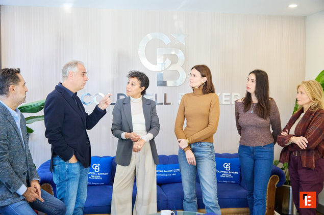 Folletos de Coldwell Banker con estrategias inmobiliarias.