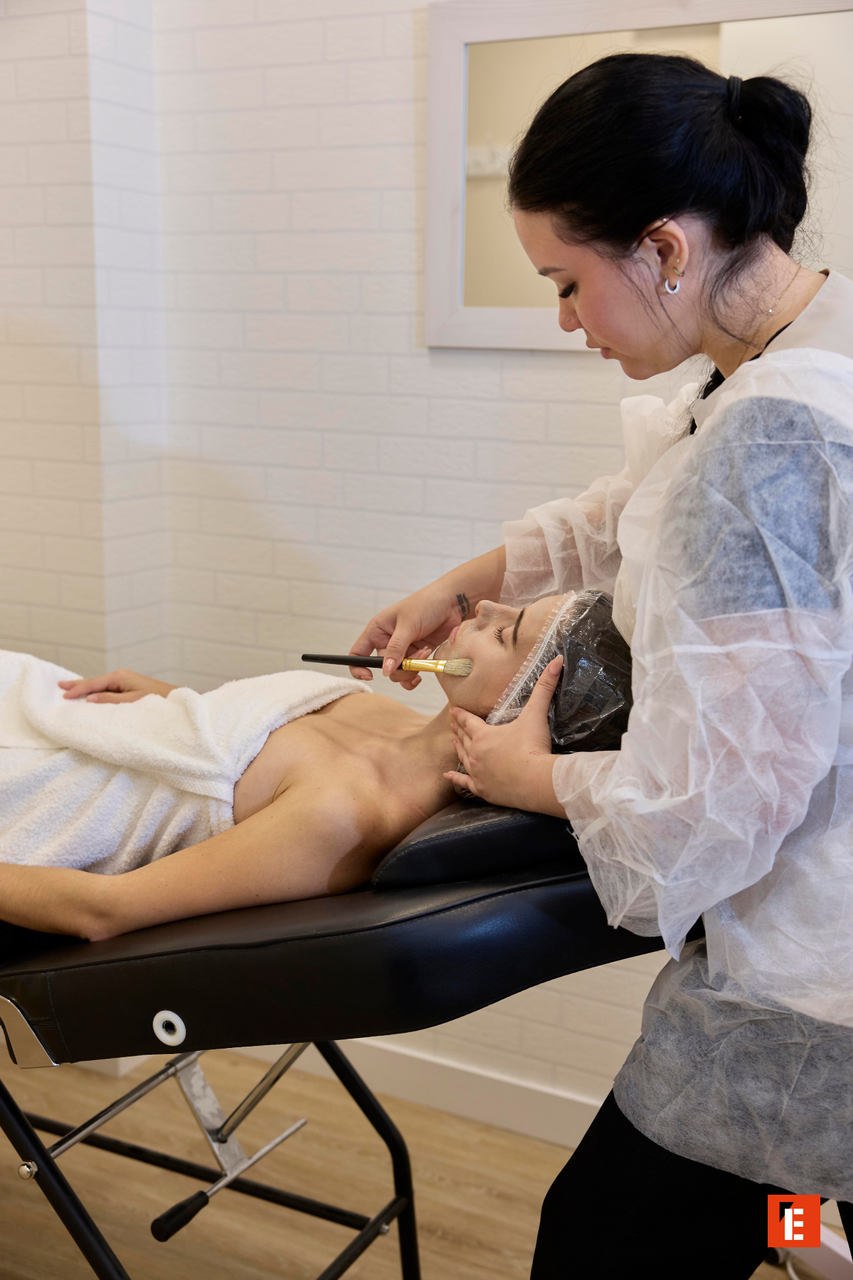 Sala de belleza con productos y decoración moderna.