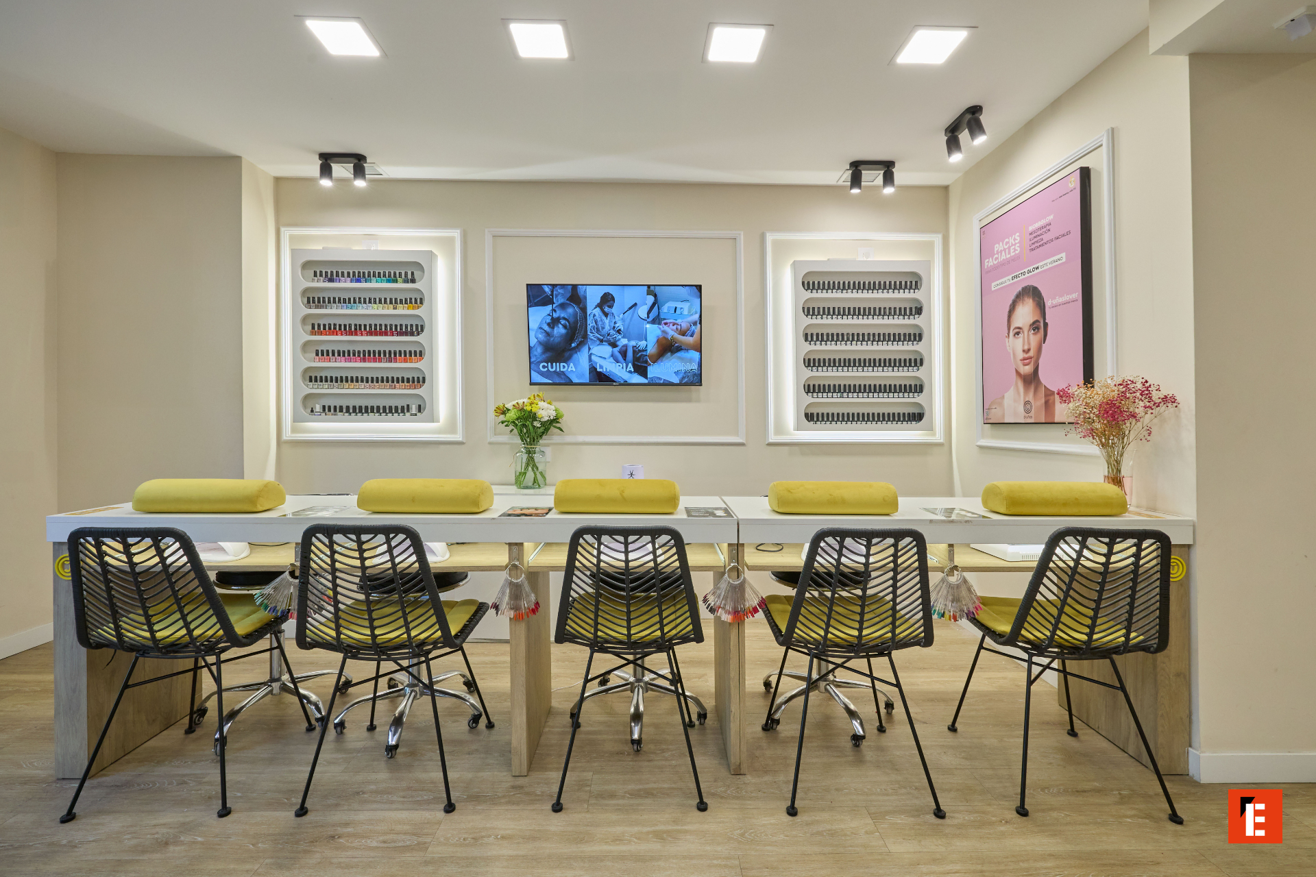 Salón moderno con mesas y sillas elegantes.