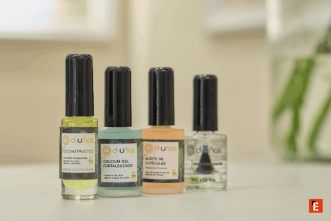 Un salón de uñas con profesionales atendiendo a clientes.