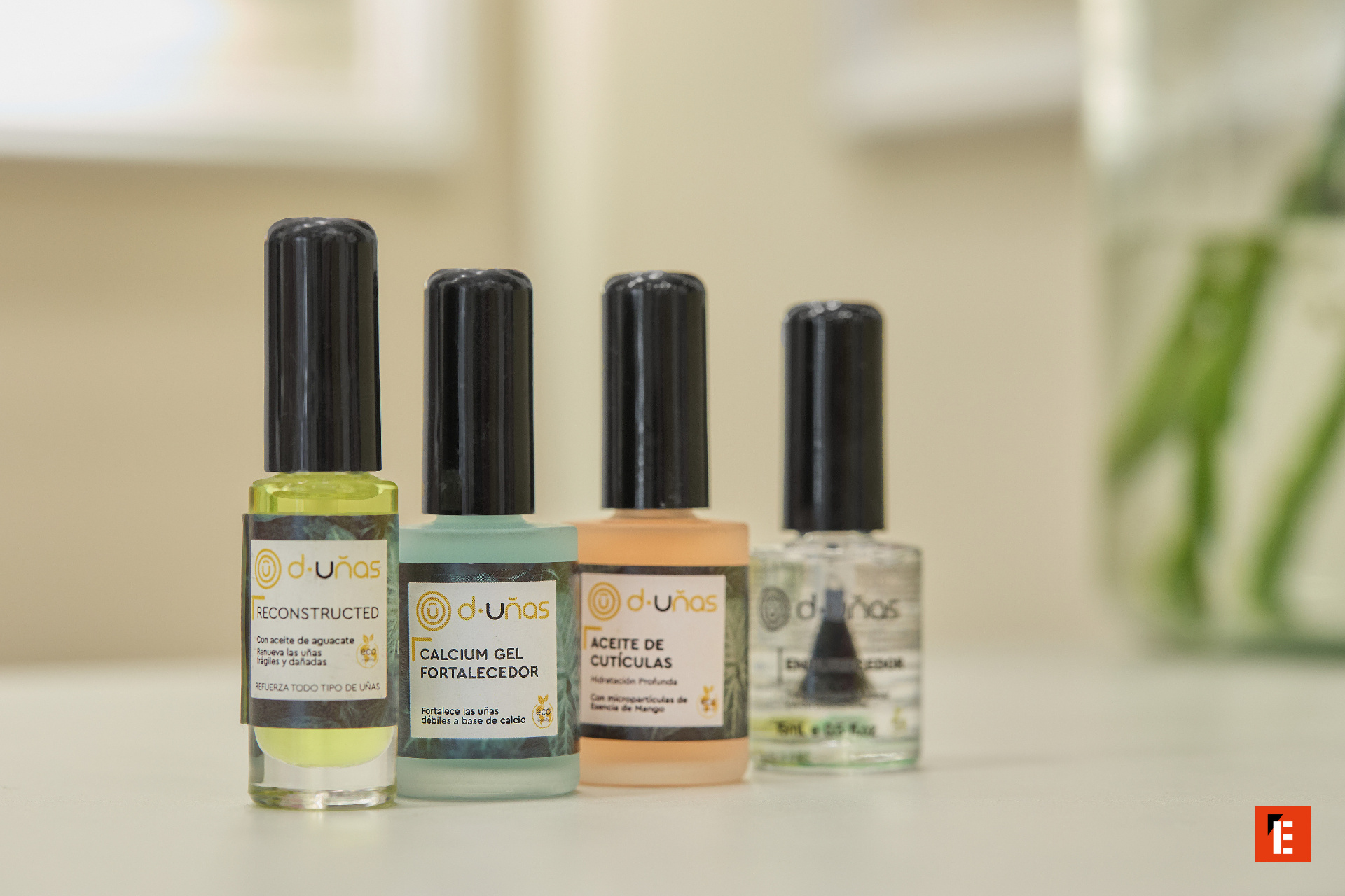 Un salón de uñas con profesionales atendiendo a clientes.