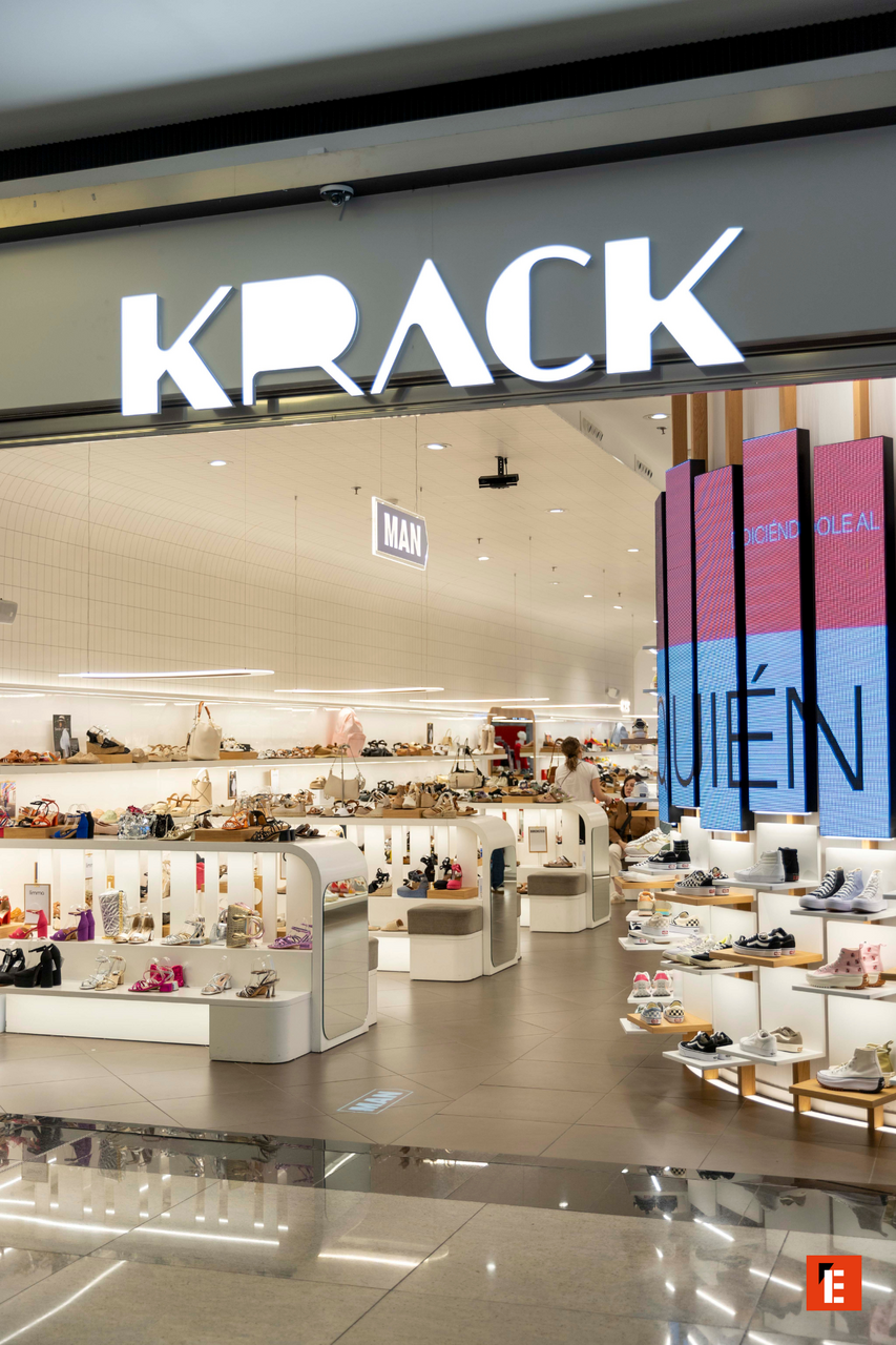 Tienda de calzado con diversos estilos y marcas.