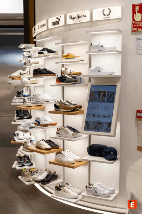 Exhibición de diversos modelos de zapatillas deportivas.