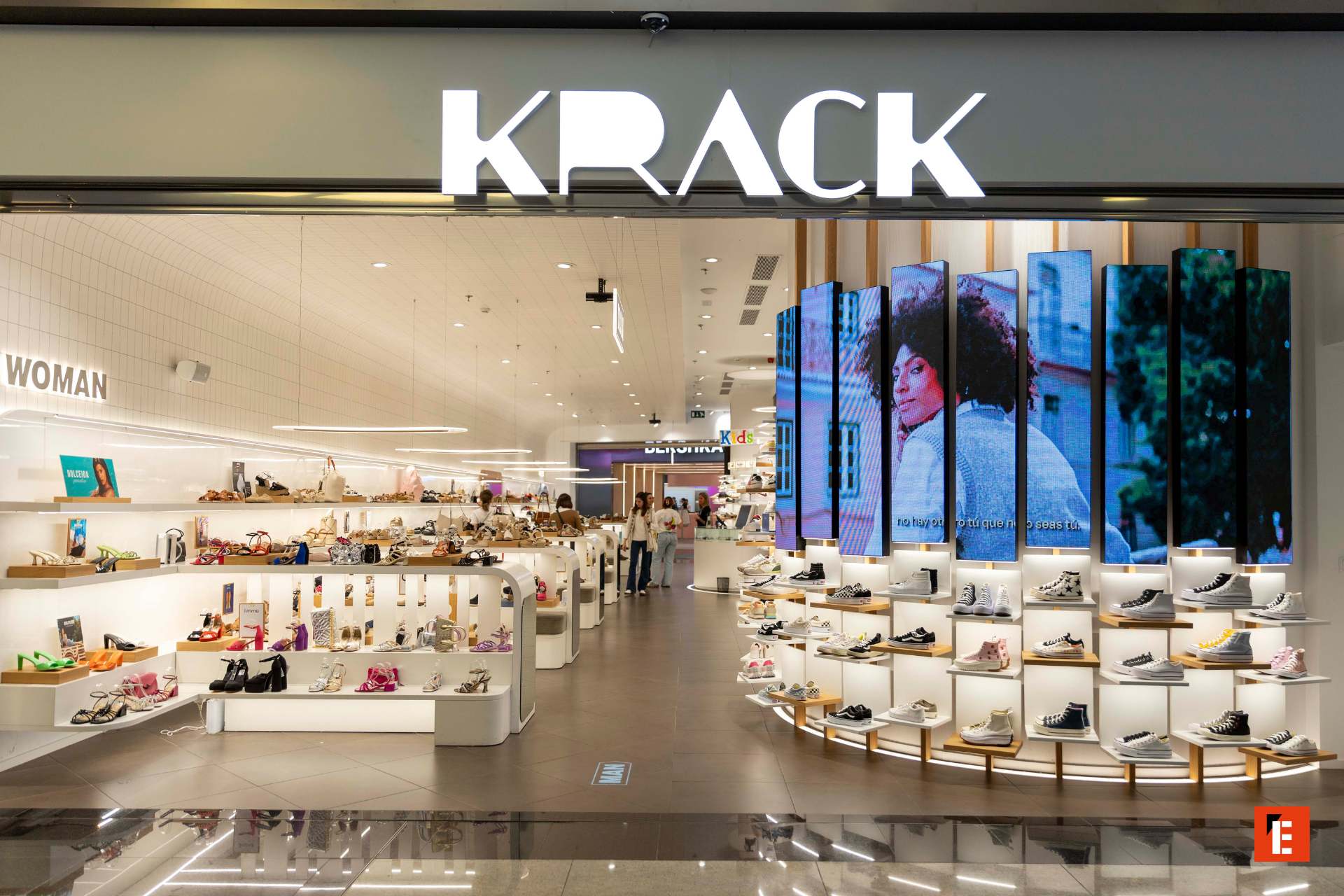 Tienda de calzado moderna con marcas variadas.