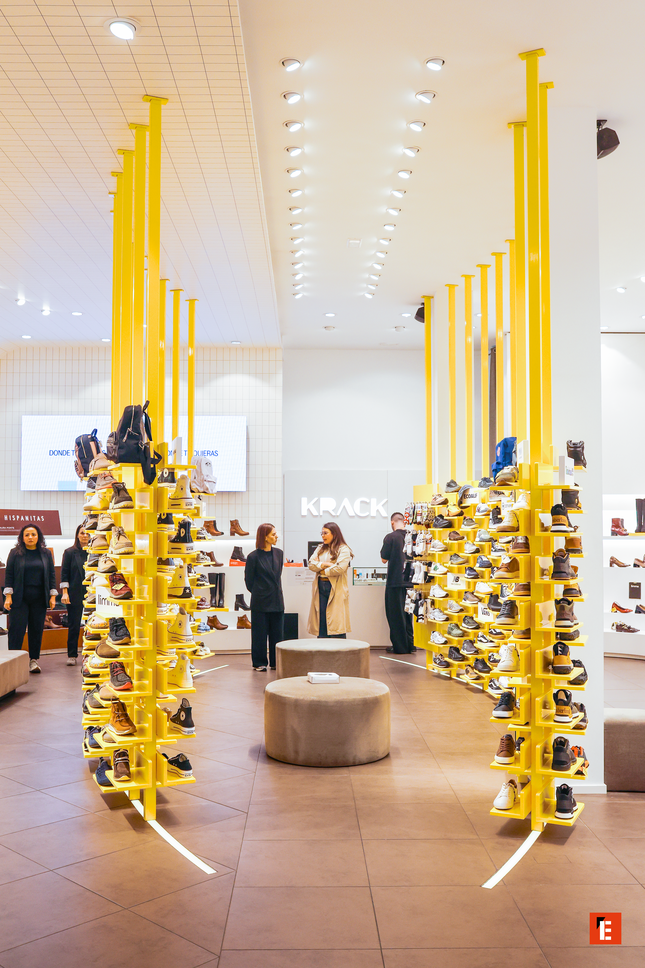 Zapatería moderna con variedad de calzado femenino.