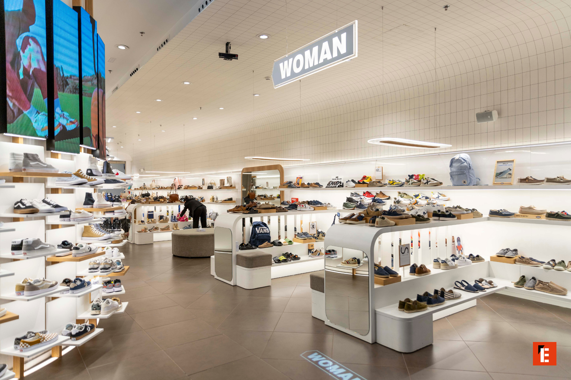 Zapatería moderna con variedad de calzado femenino.