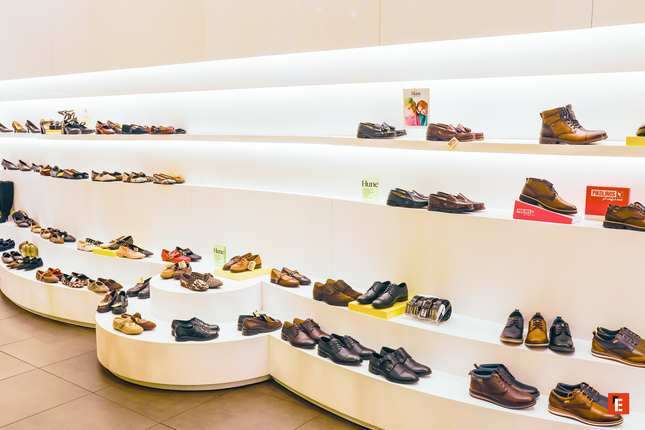 Vista general de un almacén con mercancías organizadas.