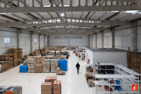 Vista general de un almacén con mercancías organizadas.