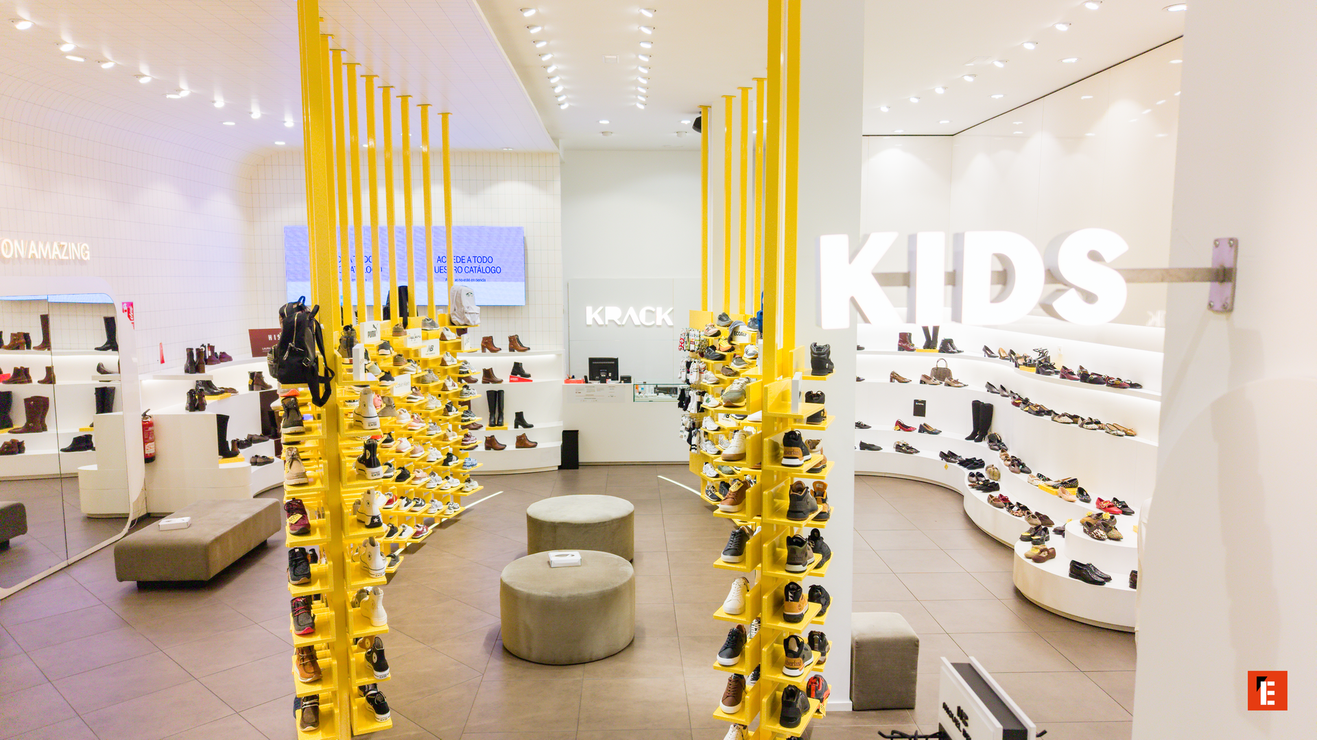 Tienda de calzado moderna con marcas variadas.