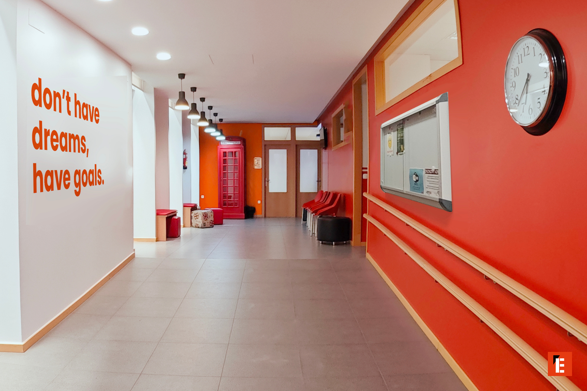 Pasillo con lema motivacional en la pared.