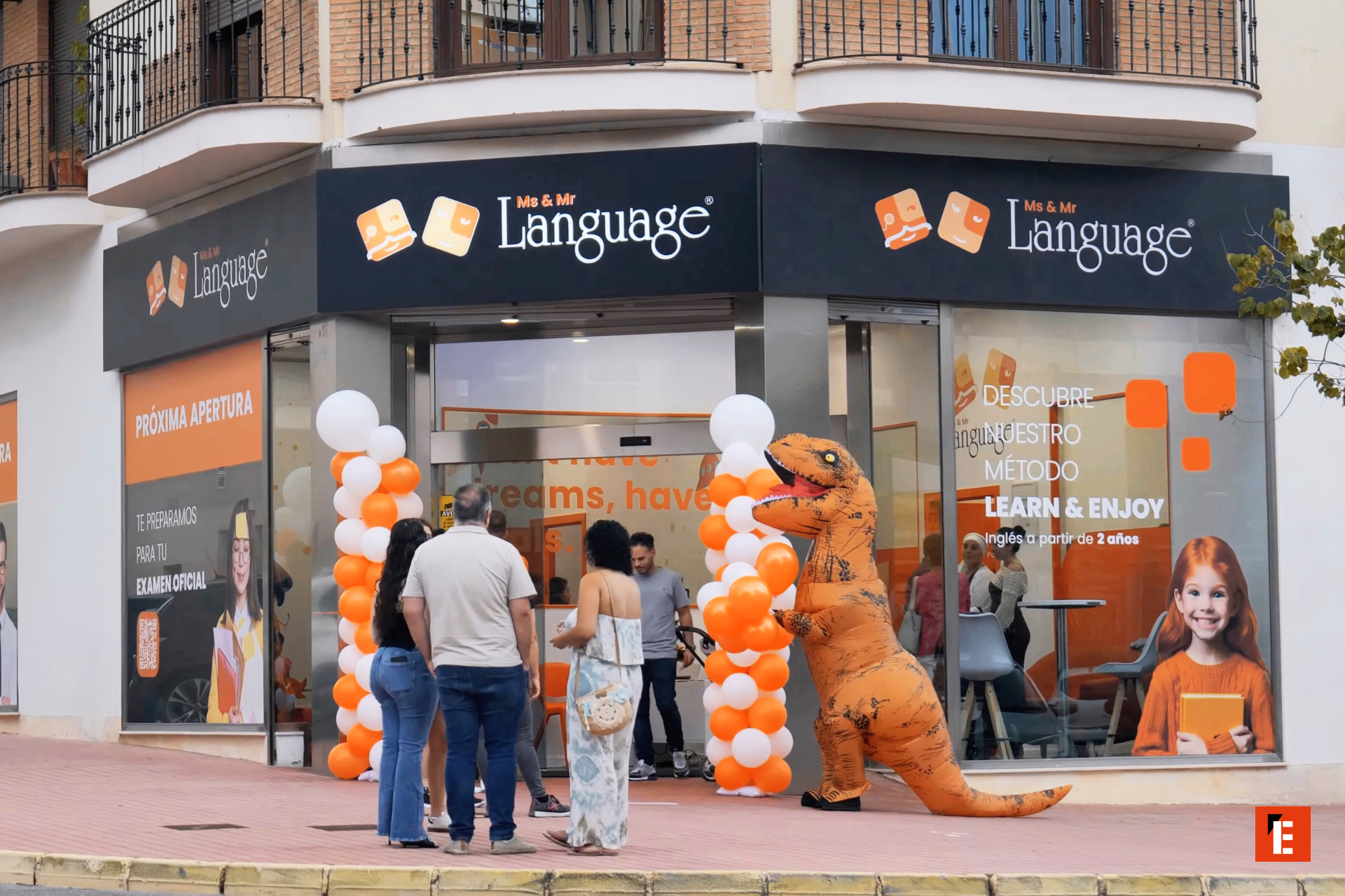 Inauguración de una escuela de idiomas colorida.