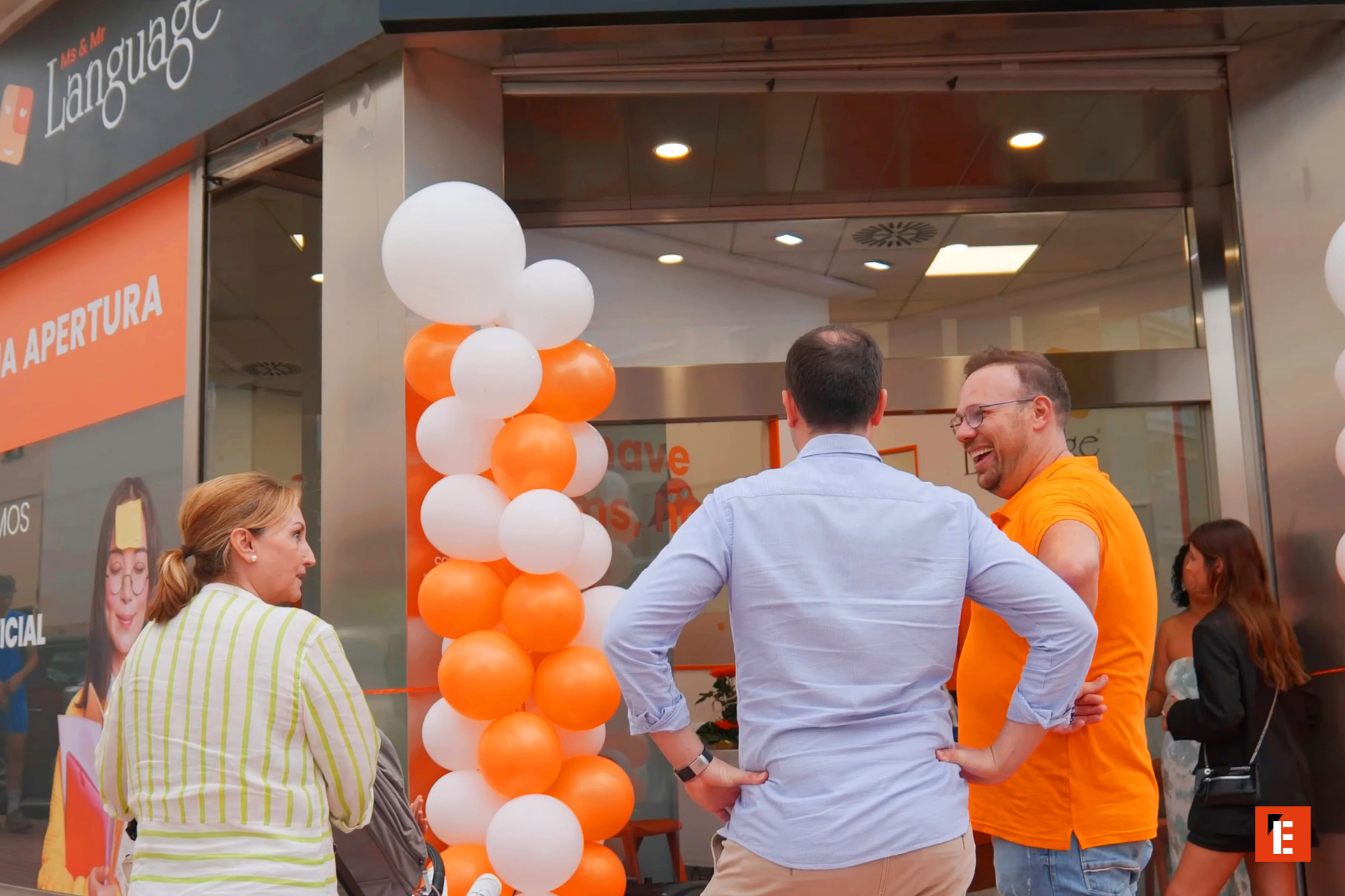 Inauguración de una academia de idiomas con globos.