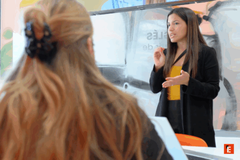 Mujer dando una presentación en una reunión.