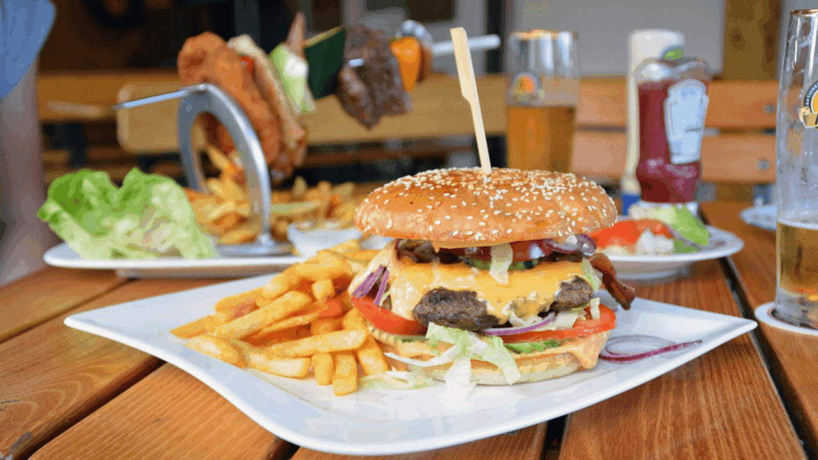 hamburguesa con patatas en un plato