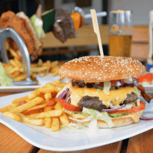 hamburguesa con patatas en un plato