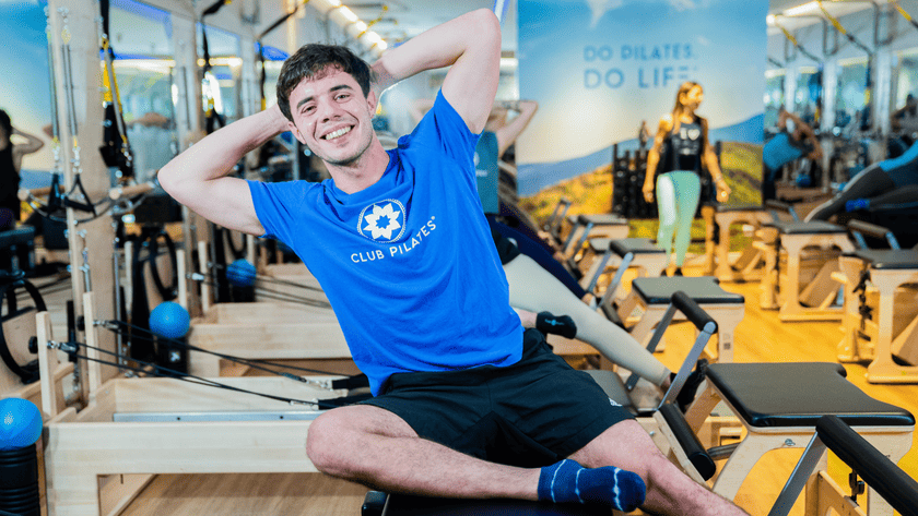 hombre haciendo pilates