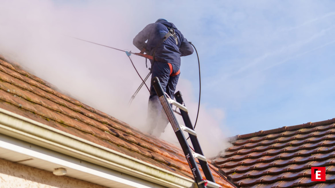 homme nettoie toiture