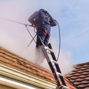 homme nettoie toiture