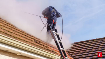 homme nettoie toiture