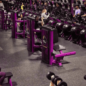 interior gimnasio máquinas planet fitness