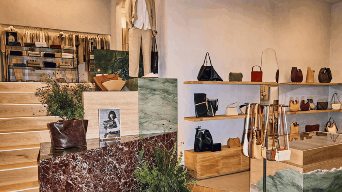 interior tienda de moda adolfo domínguez