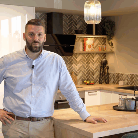 jordan baigneaux, franchisé posant pour son interview