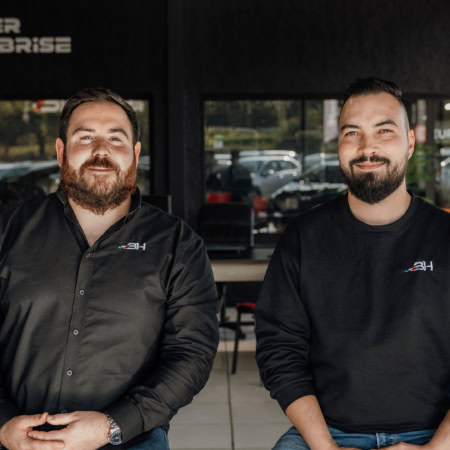 kevin megrez et thomas follezou, posant pour leurs interviews