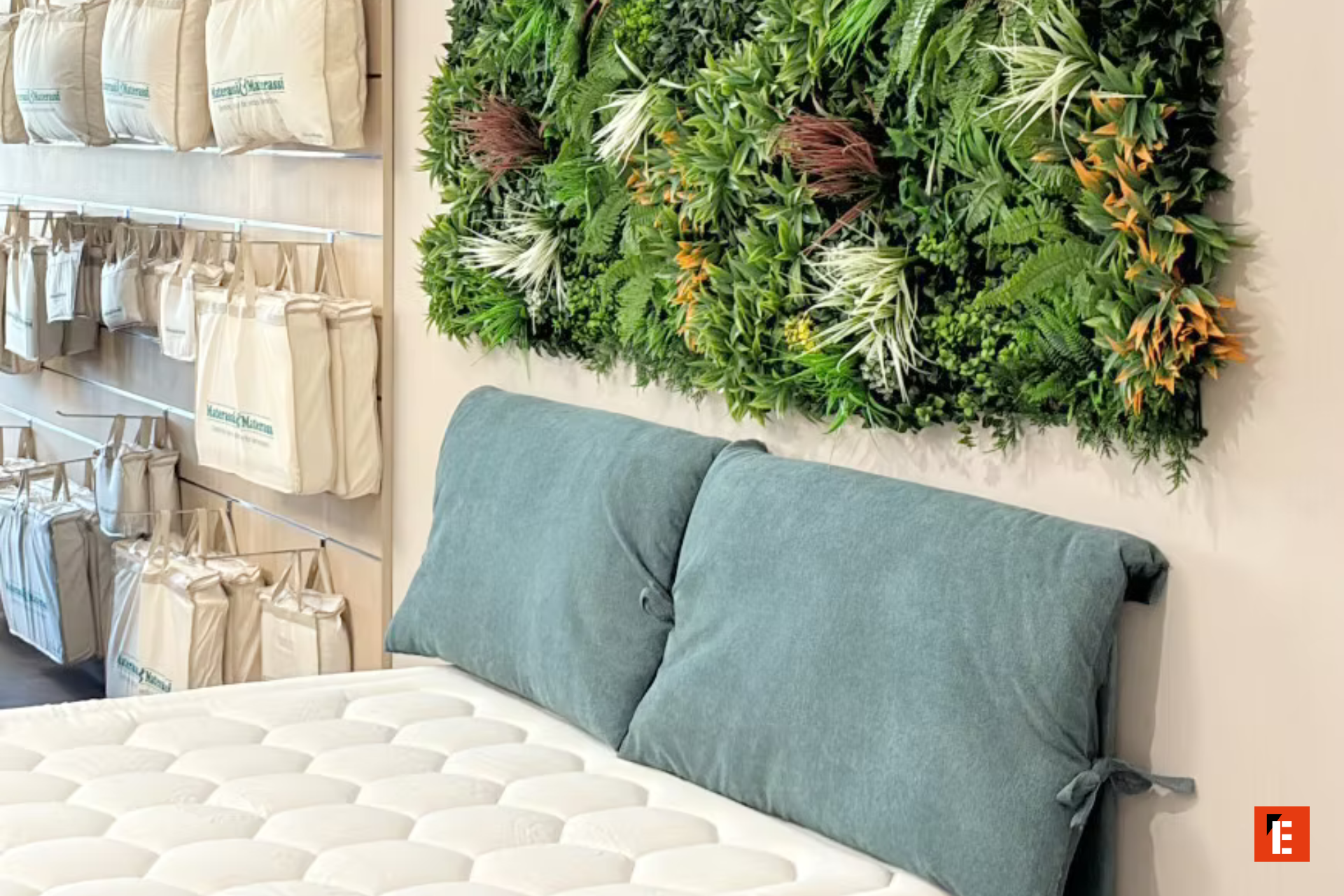 materasso bianco in vetrina con giardino verticale