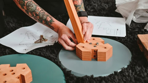 personne en train de bricoler