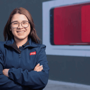 mujer con ropa con el logo de dia