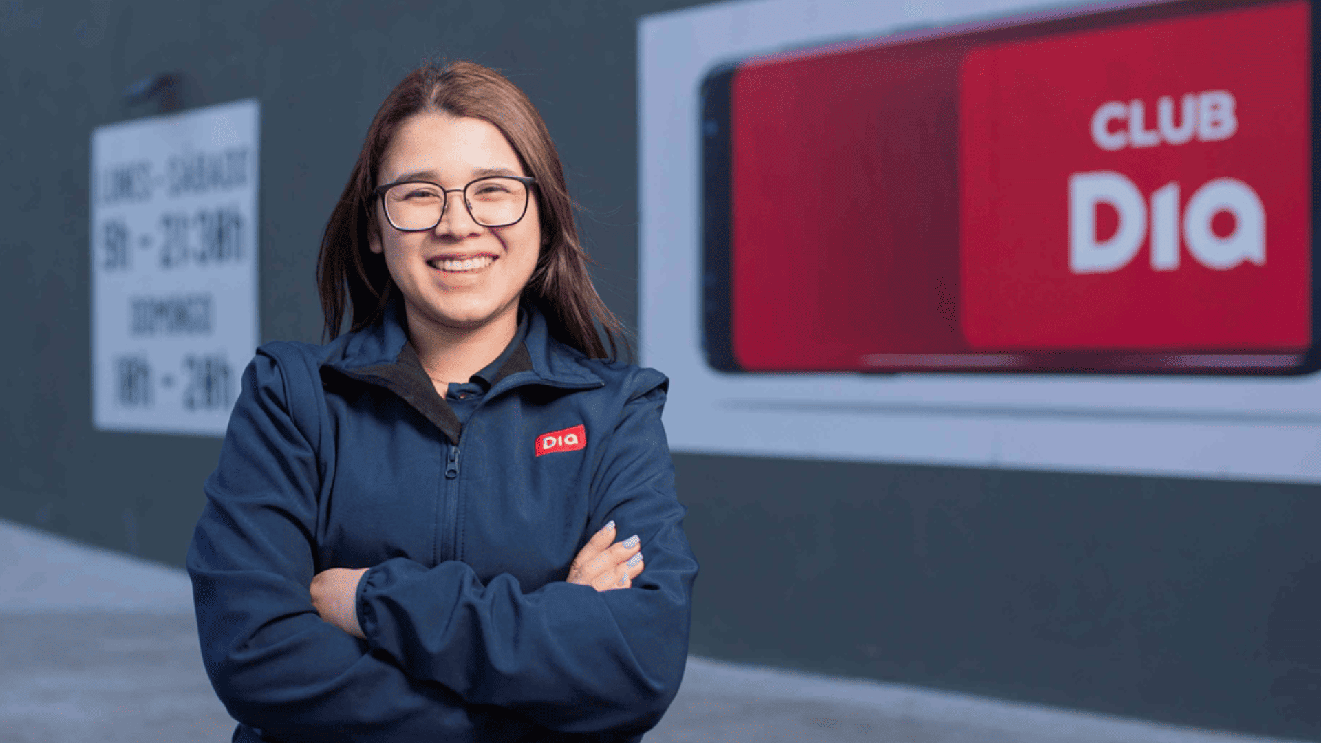 mujer con ropa con el logo de dia
