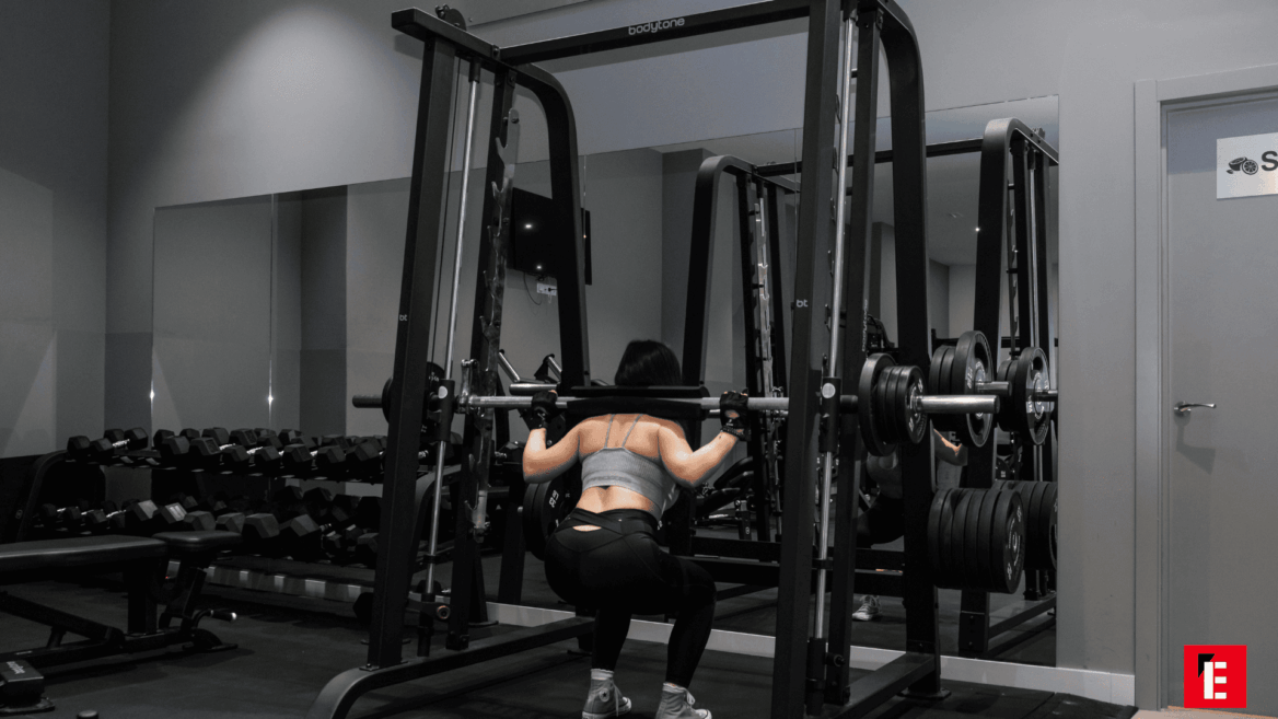 mujer levantando pesas