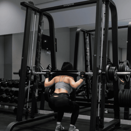 mujer levantando pesas