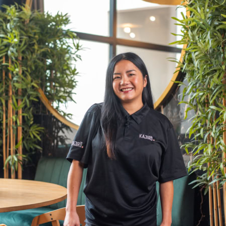 pakung chanite, la fondatrice & directrice opérationnelle posant pour son interview